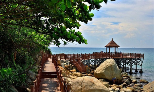 探秘热带海洋世界旁的特色民宿，享受宁静海风与绝美海景